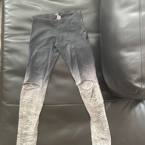 Buckle distressed leggings